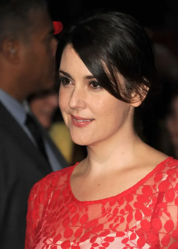 Hollywood Actress Melanie Lynskey Long Legs Show in Orange Dress